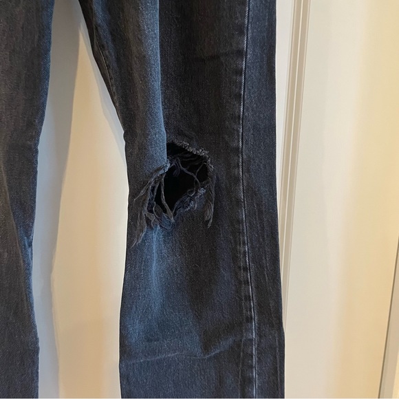 Levi’s Wedgie High-Rise Frayed Ripped Knee Crop Straight-Leg Jeans (Size 28) - Picture 3 of 8